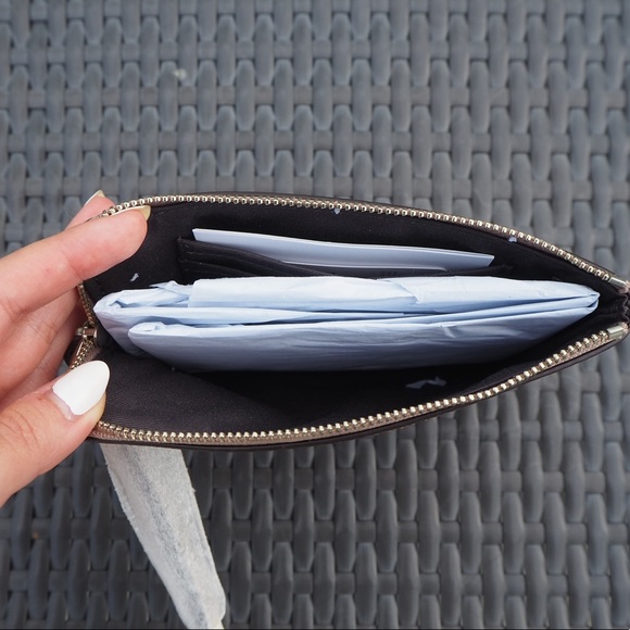 COACH Wristlet. Gold - Picture 3 of 5